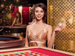 Permainan slot Bikini Paradise di redwin69 dengan tema tropis dan simbol-simbol menarik